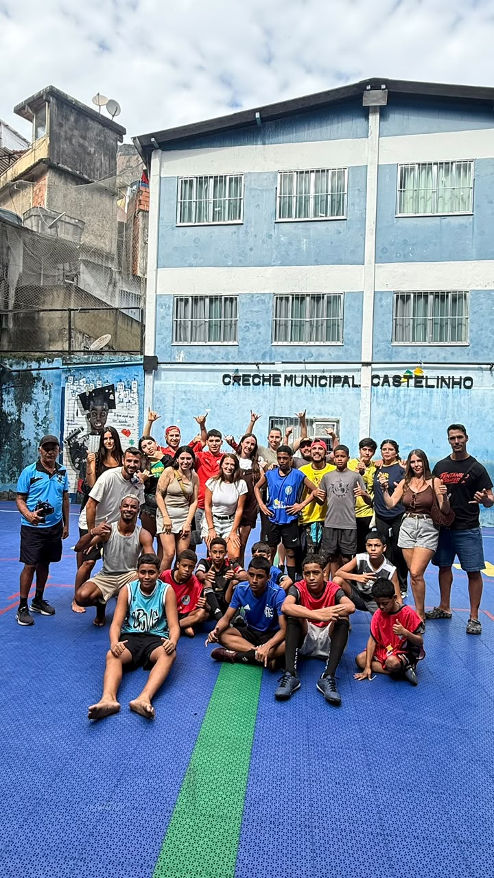 Turistas reunidos durante a experiência